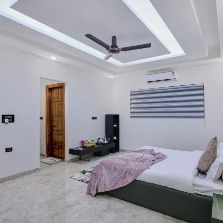 ELIVAAS Amaltas 4BHK Hideaway With Pool