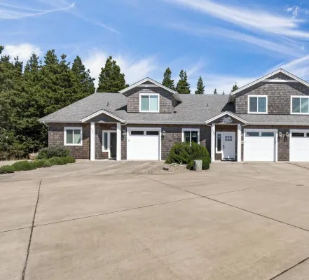 Short walk to BEACH - 3 bedrooms w/TVs- SLEEPS 6 - Dogs OK!