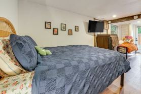 Charming 1-bedroom unit in tranquil Burien with WiFi, AC, private yard