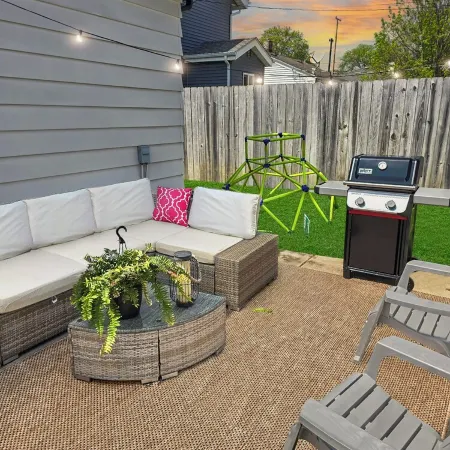King Bed, Fenced Yard, Parking, TV’s in All Rooms! Near Parks