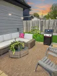 King Bed, Fenced Yard, Parking, TV’s in All Rooms! Near Parks