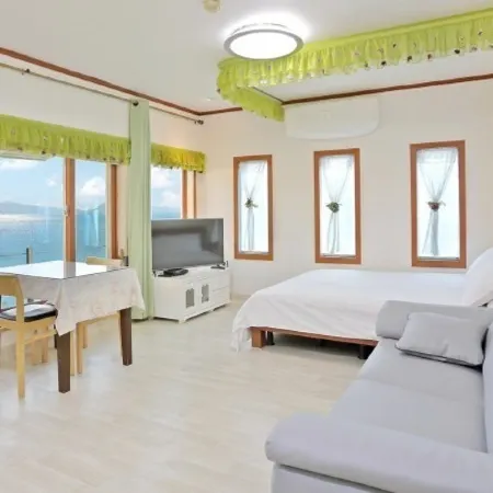 Namhae Eunbit Bada Pension Отели рядом с достопримечательностью «Храм Пориам»