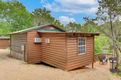 Cedar Falls Cabin Nestled by Honey Creek - Wifi