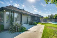 8 Mi to Downtown Modesto! Poolside Escape - 4-Star