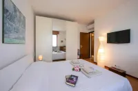 Casa di Paola: Lake-View Balcony Apartment in Peschiera - Happy Rentals - Apartments