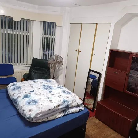Room-furnished Spacious Double Room Near