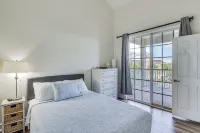 Walk to Beach & Marina! Ruskin Resort Retreat - balcony