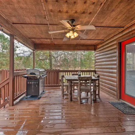 Hot Tub: 'Little Bear's Pond' Broken Bow Cabin