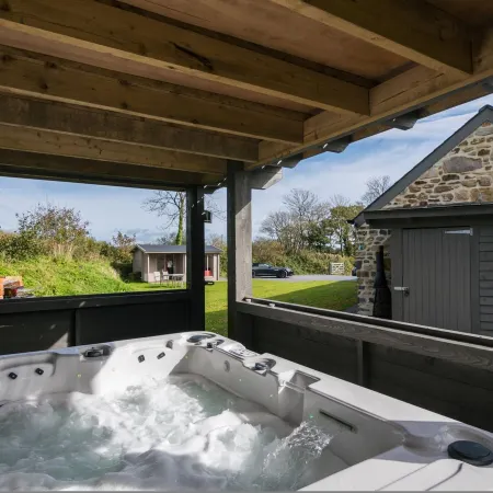The Dairy - Luxury Cottage, Hot Tub and Summer House, Countryside Views, Pet Friendly
