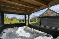 The Dairy - Luxury Cottage, Hot Tub and Summer House, Countryside Views, Pet Friendly