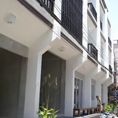 Ban's Avenue Guesthouse Отели рядом с достопримечательностью «Пляж Саири»