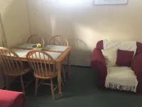 納特哈奇小屋坐落在24英畝的樹林、公園地帶，靠近塞納斯村 - 泳池