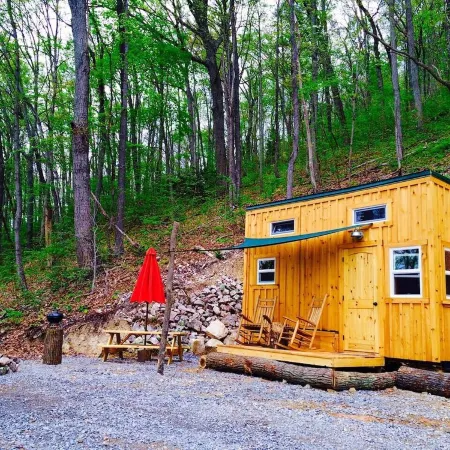 Moonshine Cabin tucked away on the Mountain,Great Location with private Hot Tub!