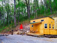 Moonshine Cabin tucked away on the Mountain,Great Location with private Hot Tub! - balcon