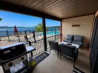 Renovated 2-bed / 2-bath condo POOLSIDE & LAKEFRONT! - 4 estrellas