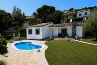 Beautiful house surrounded by an idyllic garden with salt water pool. - 游泳池