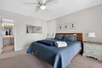 Coastal 4BR Retreat Hot tub Water Views Deck Pet-friendly - 3 étoiles