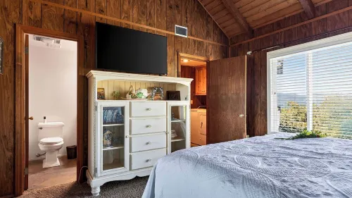 Golden Hour Lodge by Avantstay BBQ Deck + Lake & Sunset Views Near Park + Dining - 2-Star