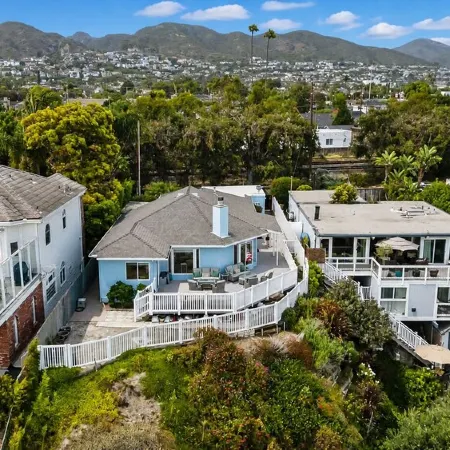 Oceanview home walking distance to beach, pier & short drive to downtown Ventura