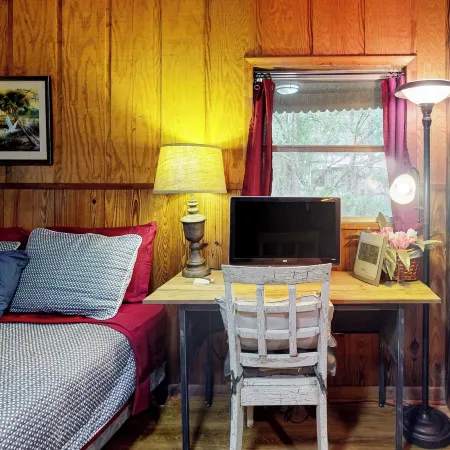 1BR Riverfront w/ Views, Canoe, Grill & Fire Pit