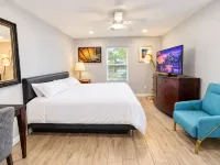 Spacious 4BR I Private Backyard Sleeps 8 I Near NRG Med Center DT - Condos