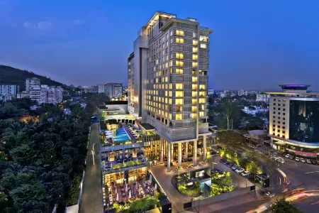 JW Marriott Hotel Pune Отели рядом с достопримечательностью «Шанивар Уода Форт»