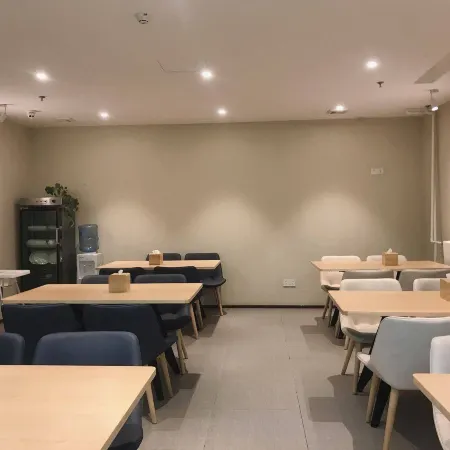 Hanting Hotel (Yining Shanghai City Liuxing Street Scenic Spot)