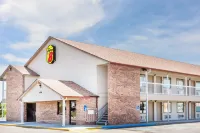 Super 8 by Wyndham Goodland Hotels near جودلاند