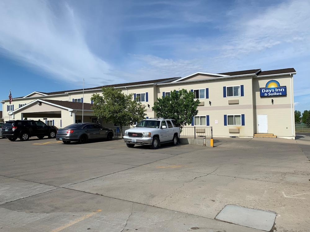 Days Inn & Suites by Wyndham Williston