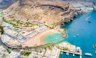 Frontline Marina Apartment with Private Roofterrace and Seaview by El Sirocco