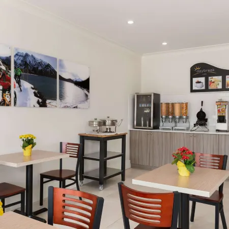 Days Inn by Wyndham 100 Mile House