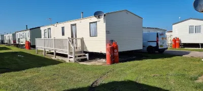 Lovely Caravan at Ingoldmells Just Behind Sealands فنادق في سكيغنيس