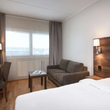 Park Inn by Radisson Oslo Airport Hotel West
