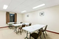 Super 8 by Wyndham Beaver Falls Hotel di Big Beaver