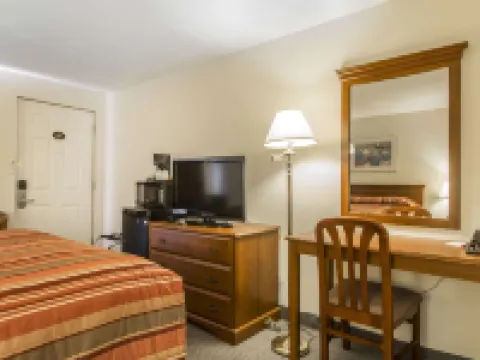 Econo Lodge  Inn & Suites Hotels in Saint John County