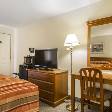 Econo Lodge  Inn & Suites