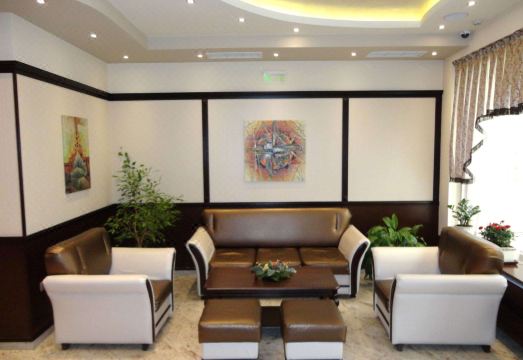 파보릿 호텔의 깨끗한 침실과 테이블