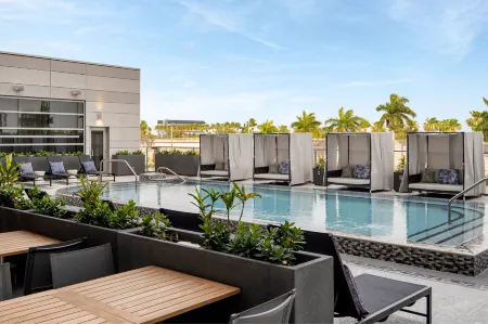 AC Hotel Miami Dadeland Отели рядом с достопримечательностью «Парк Тропикал»
