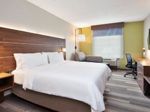 Holiday Inn Express & Suites Warrenton