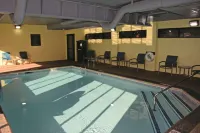 La Quinta Inn & Suites by Wyndham Jamestown - piscina