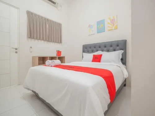 RedDoorz near Ciputra Golf Surabaya Hotel di Krian