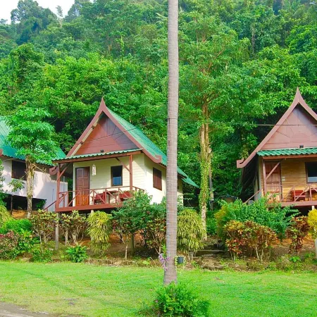 TP Hut Bungalows Отели рядом с достопримечательностью «Pearl Beach»