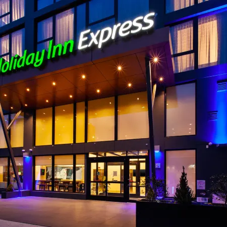 Holiday Inn Express NYC BROOKLYN - SUNSET PARK by IHG Отели рядом с достопримечательностью «Союз Холл»