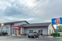Motel 6 Fond du Lac, WI Отели в г. Фонд дю Лак