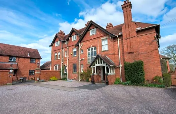 帶客房的老教堂餐廳