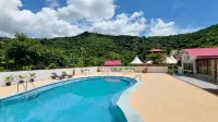 Shalom Farmhouse by the Hillside - parking