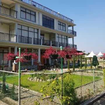 Shalom Farmhouse by the Hillside