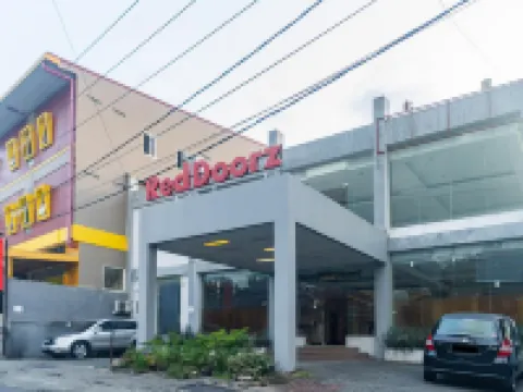 RedDoorz Near Bahu Mall Manado Hotels in Malalayang