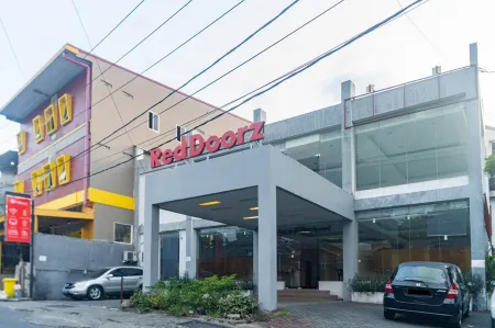 RedDoorz Near Bahu Mall Manado