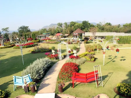 Montana Cotswolds Resort Отели рядом с достопримечательностью «Wat Khao Phaeng Ma»